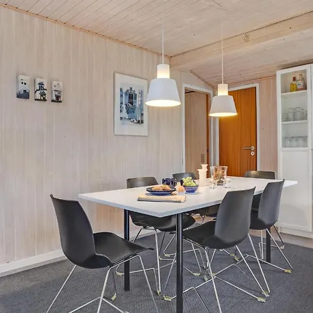 3 Bedroom Beautiful In Casa vacanze *
