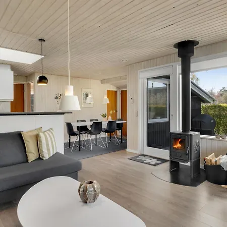 3 Bedroom Beautiful In Casa vacanze *
